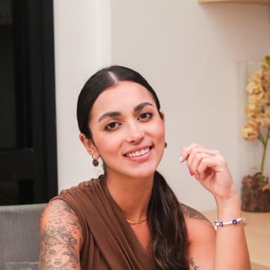Dra. Júlia Gomes — especialista em harmonização facial