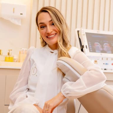 Dra. Nathália Dornelas — especialista em harmonização facial